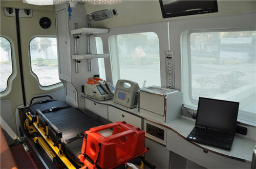 松江区救护车内部